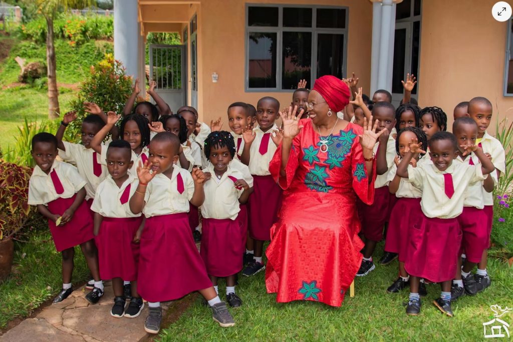 Maggy-with-students-at-St.-Anne’s-loves-inventions